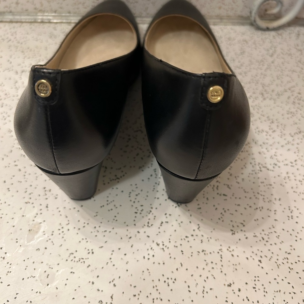 5 1/2  ladies Cole Haan style : classic - GO TO size 5 1/2 B like new Black heel